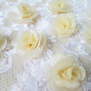 10/20 Stück 1 1/4 Zoll Creme Organza Rosen, Elfenbein Stoff Rosen, Off White Rosen, Hochzeitsblumen, Favor Craf Versorgung, Craft Roses, Floral Applikationen
