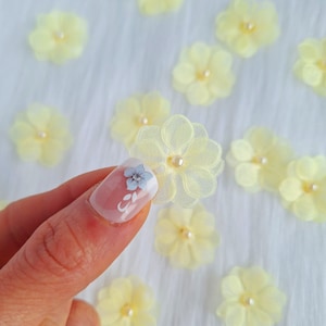 10/20 piezas de flores de cerezo de color amarillo crema, 1 pulgada, flores de tela para manualidades, pequeñas flores de cerezo para coser, hacer tarjetas, apliques para disfraces, velo con acabado pastel