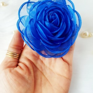 2 rose di organza 3D blu reale, 3,5 pollici, fornitura Taylor, decorazioni di nozze, bouquet e corpetti, abbellimenti di rose, applicazioni di rose, fascia di rose blu