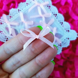 Lichtroze satijnen strikken (25/50pcs), pastel bowws, craft bows, strikken verfraaiing, kaart strikken, douche gift bows, kleine bogen voor ambachten, satijnen knopen