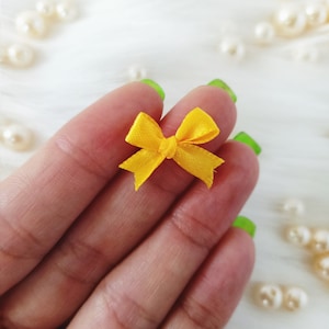 Fiocchi in raso giallo (25/50 pezzi), mini fiocco giallo, fiocco in nastro giallo, mini fiocchi regalo, abbellimento per lingerie, creazione di cartoline, bomboniera con etichetta regalo, fiocco da cucito