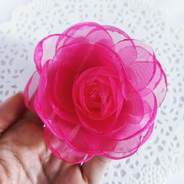 2 roses en organza Fuchsia 3D, 3,5 pouces, décor de fleurs de mariage, bouquet et corsages, embellissement de la rose fuchsia, applique de rose, têtes de rose vif