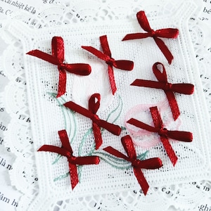 Bourgondische satijnen strikken (25/50 stuks), mini lint strikken, donkerrode strikken, ambachtelijke strikken aanbod, uitnodigingskaart strikken, lingerie afwerking, kaarten maken, modevak