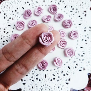 Boutons de rose violets poussiéreux (20pcs / 50pcs), roses lilas de 1/2 pouces, mini fleurs violettes, applique de lingerie, bouton de rose ombre Craft Supply, couture sur fleurs
