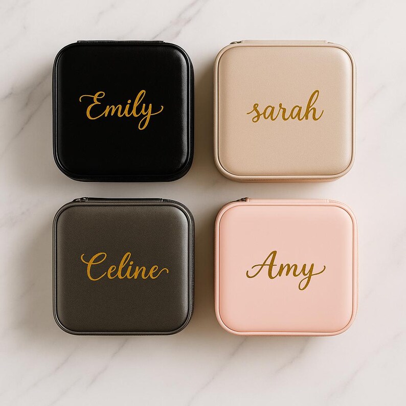 Pu&ograve; includere: Quattro portagioie quadrati in nero, beige, grigio e rosa. Ogni custodia ha un nome dorato in corsivo: "Emily", "sarah", "Celine" e "Amy". Le custodie hanno una chiusura con cerniera e una finitura liscia e opaca.