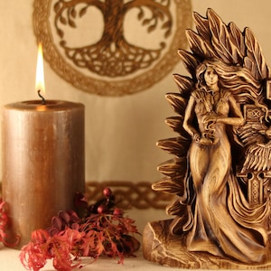 Statuette Morrigan, Déesse en bois Statuette en bois sculpté Statue pour l&#39;autel de la maison