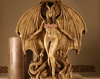 Estatua de Lilith: Talla en madera, decoración para altar wiccano.