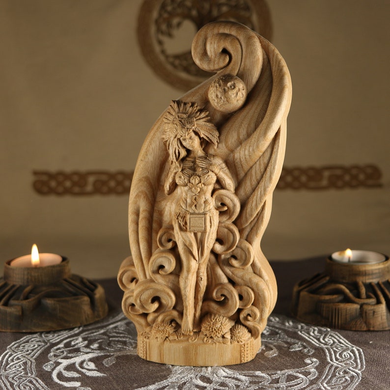 Op de afbeelding: Een houten sculptuur van een vrouw die in een wervelende, wolkachtige formatie staat. De vrouw draagt een hoofdtooi en een vloeiende jurk. Het beeld is gebeeldhouwd met ingewikkelde details en heeft een natuurlijke houtkleur.