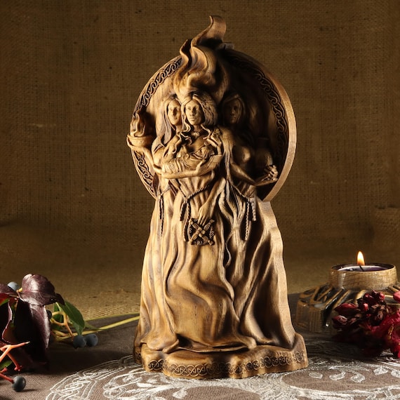 ブリギッド女神の木製像：ケルト・アイルランドの神、インボルク祭の