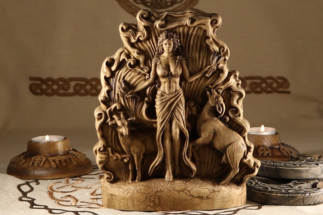 女神像，真鍮製，工藝美術品，高63cm，重9000克。 女神像，真鍮製，工藝美術品，高63cm，重9000克。