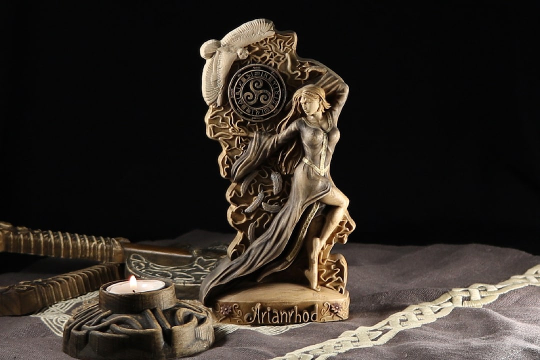 アリアンロッド像：木製のケルトの月の女神 - Etsy 日本