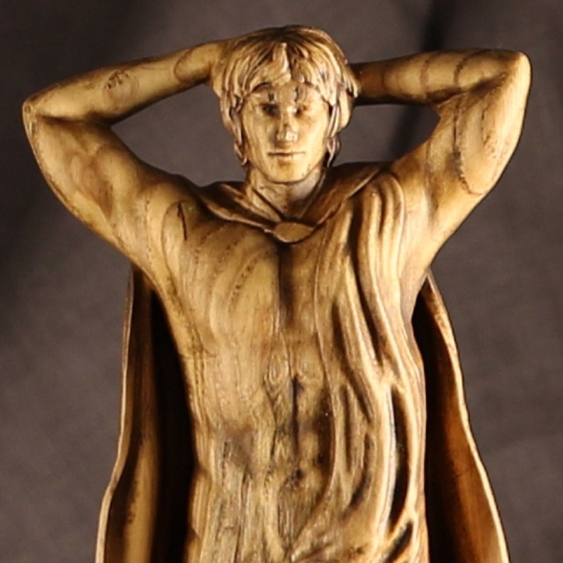 K&ouml;nnte beinhalten: Eine Holzskulptur einer Person mit einem drapierten Tuch, realistisch geschnitzt. Die Skulptur ist in Braun- und Goldt&ouml;nen bemalt.