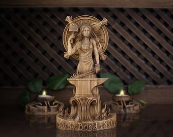 Puede incluir: Una escultura de madera de la diosa celta Brigid, de pie sobre un yunque con un martillo y una espada. La escultura está tallada en detalle y tiene un color marrón cálido.