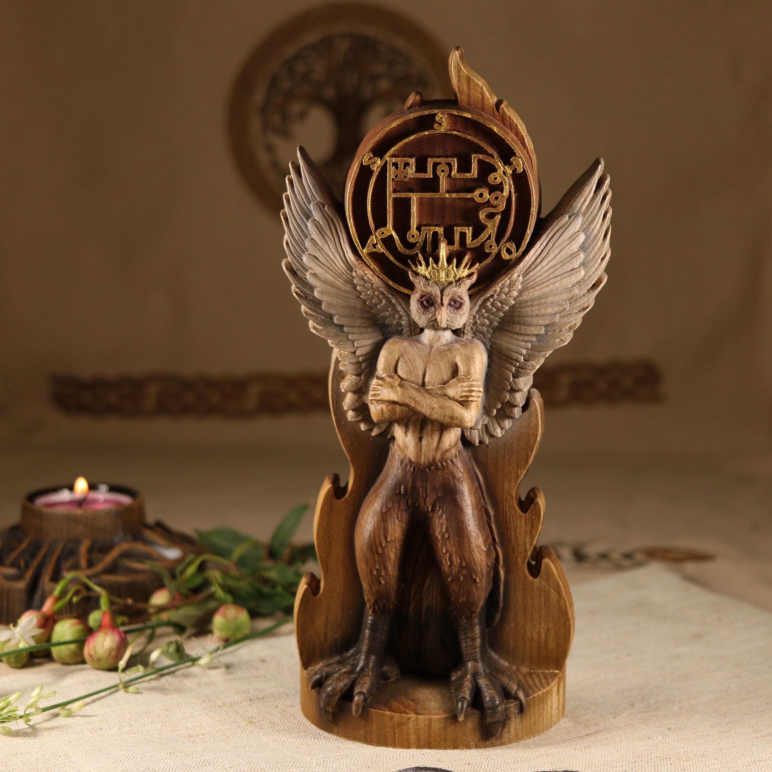 木製のストラスのフクロウの悪魔の像、ゴシックシジル祭壇の装飾悪魔