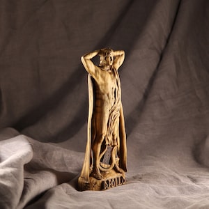 K&ouml;nnte beinhalten: Eine Holzskulptur des griechischen Gottes Apollon, der mit erhobenen Armen &uuml;ber dem Kopf steht. Er tr&auml;gt eine flie&szlig;ende Robe und h&auml;lt eine Leier. Die Skulptur steht auf einem Holzsockel mit der Aufschrift "APOLLON".