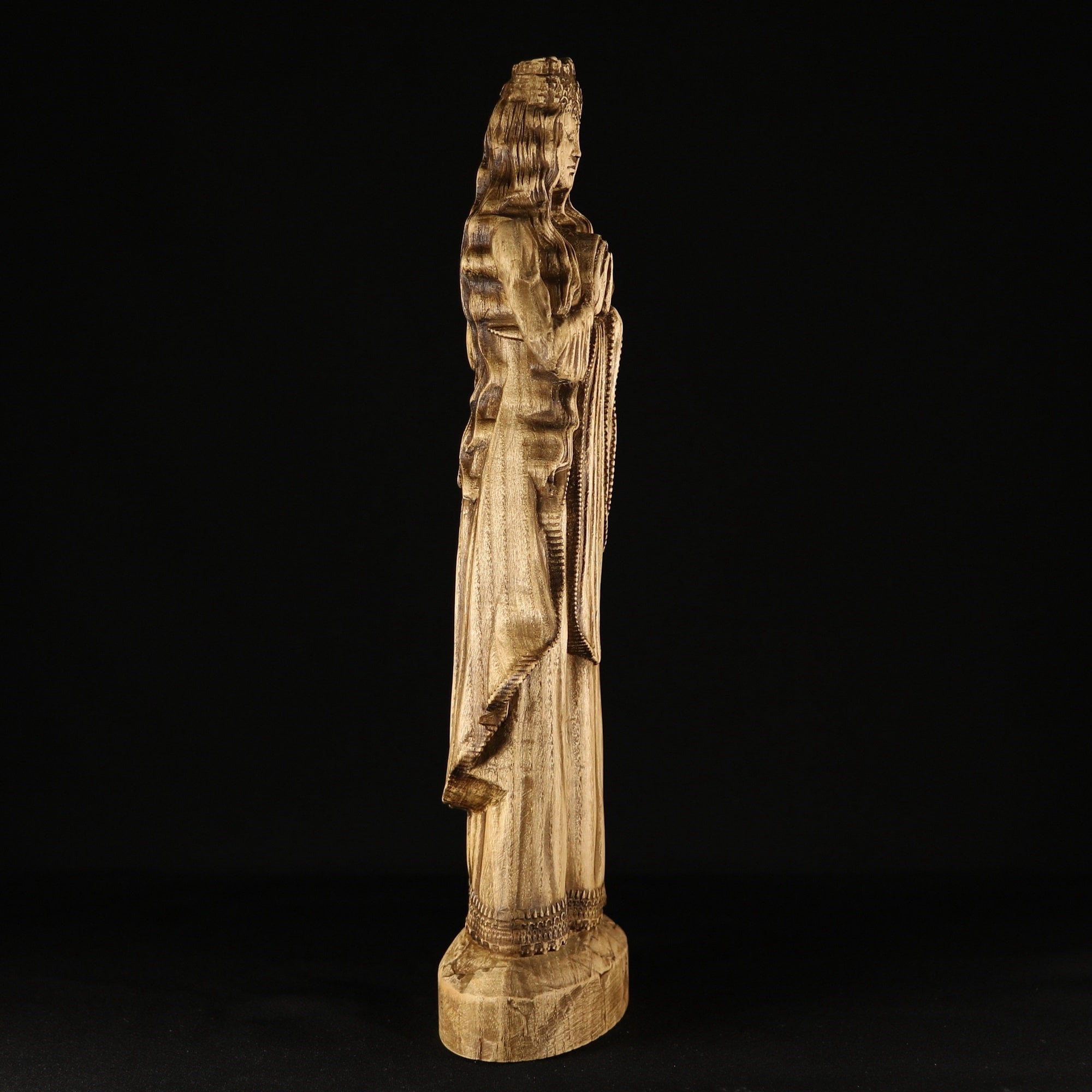 サラ・ラ・カリ像：トネリコ材のロマ女神祭壇装飾 - Etsy 日本