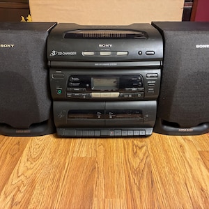 Sony 3 Disc CD Changer Stereo Boombox Radio Cassette Player CFD-646 And Speakers