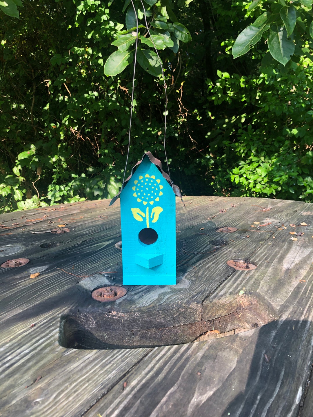 Turquoise cedar birdhouse with yellow sunflower. Etsy.de