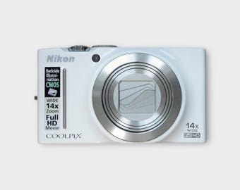 Nikon Coolpix S8200 / Cámara digital / Año 2000 / Cámara compacta / Apuntar y disparar / Cámara digital