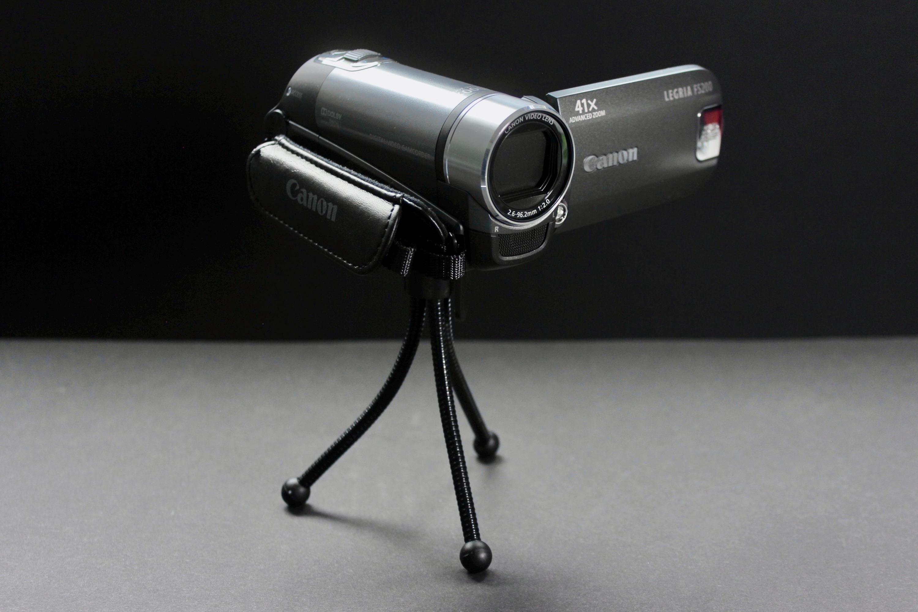 Canon LEGRIA FS22｜中国専売 高倍率2000x設計モデル｜付属品 Canon launch Legria FS22, FS21, FS20 and FS200 camcorders - CNET