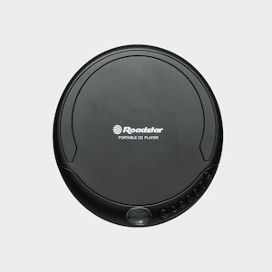 Może przedstawiać: Czarny przenośny odtwarzacz CD Roadstar. Urządzenie ma okrągły kształt z szeregiem przycisków sterujących wzdłuż dolnej krawędzi. Logo Roadstar i tekst "PORTABLE CD PLAYER" są wydrukowane na górnej powierzchni.