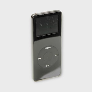 Könnte beinhalten: Ein schwarzer iPod-Digital-Media-Player mit einem Bildschirm und einem kreisförmigen Bedienfeld. Das Bedienfeld hat eine Menütaste und Richtungstasten. Das Gerät ist rechteckig mit abgerundeten Kanten.