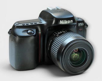 Nikon F50/N50 + objetivo de 35-80 mm / Cámara de película de 35 mm / Réflex vintage / Retro