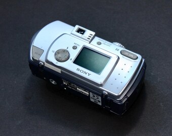 Sony Cyber-shot DSC-P30: Vintage Compact Digital Camera - Y2K