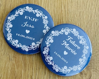 May include: Two blue round buttons with white floral wreaths and text. The first button says "EVJF Jess 14.06.2024" and the second button says "Future Mariée 14.06.2024".
