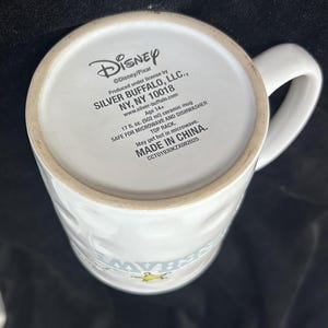 Pu&ograve; includere: Tazza in ceramica bianca con manico curvo. Il fondo della tazza presenta testo, tra cui il logo Disney, le informazioni del produttore e la scritta "MADE IN CHINA". La tazza contiene 502 ml.
