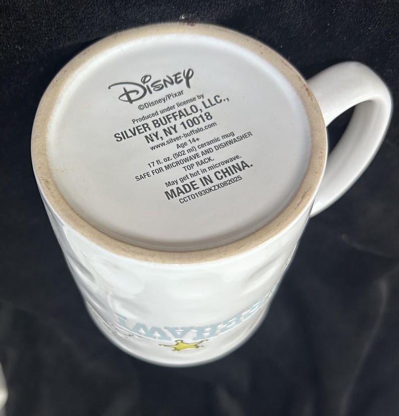 Pu&ograve; includere: Tazza in ceramica bianca con manico curvo. Il fondo della tazza presenta testo, tra cui il logo Disney, le informazioni del produttore e la scritta "MADE IN CHINA". La tazza contiene 502 ml.