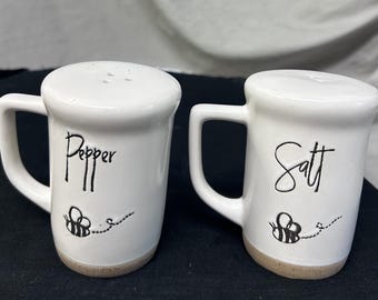 Salero y pimentero con forma de abeja