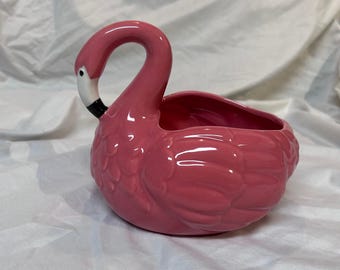 Vaso in ceramica a forma di fenicottero rosa