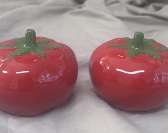 Salero y pimentero con forma de tomates rojos