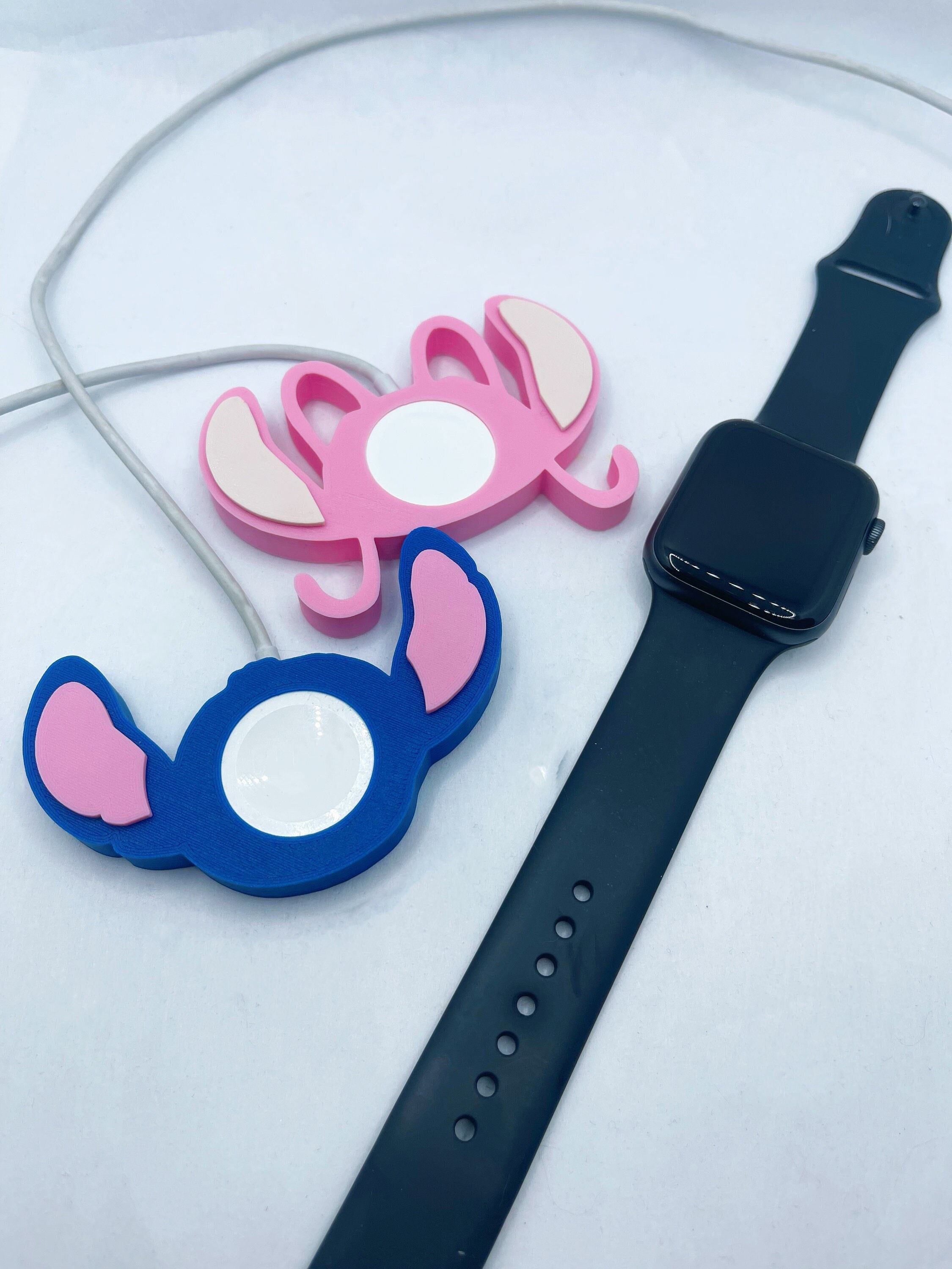 Stitch o Angel Apple Watch Charger Buddy, copertura del caricatore dell' orologio, dock del caricatore, custodia del caricatore stampata in 3D -   Italia