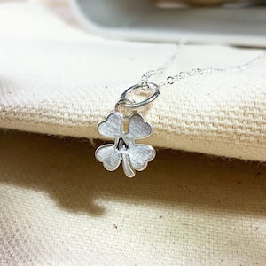 Colar de prata trevo, colar inicial, pingente de letra, prata 925, colar personalizado, colar trebol, colar amuleto da sorte