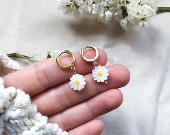 Daisy hoepel oorbel, charme daisy hoepel oorbellen in sterling zilver of verguld, Huggie charme oorbellen, Bloem charme oorbel, 18k verguld