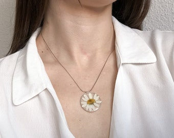 Real daisy flower necklace, pressed flower silver pendant, resin flower necklace, gift for flower lover, dainty flower, sterling silver