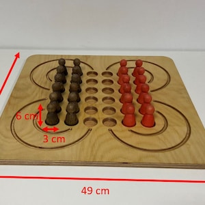 Op de afbeelding: Een houten spelbord met zijden van 49 cm en 3 cm brede sporen. Het bord heeft 24 gaten en 2 rijen met 12 pionnen, een rij met bruine pionnen en een rij met rode pionnen.