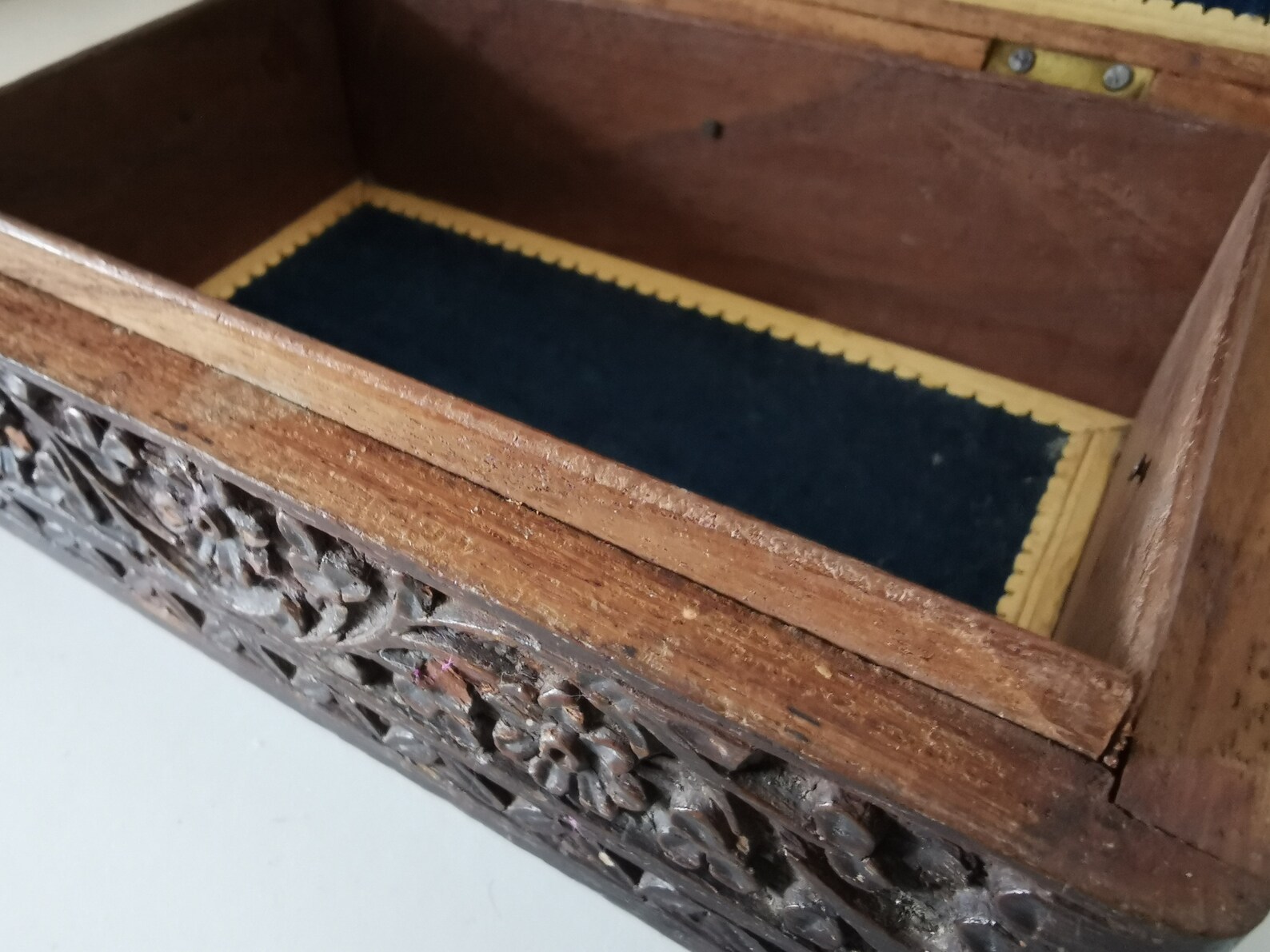 Schöne geschnitzte Holz Schmuck-Box mit blauen Filz Futter | Etsy