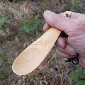 Carved Nordic Spónn - Solid Wood Camp Spoon