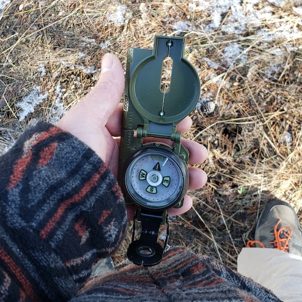 Boussole Lensatic - Style militaire phosphorescent traditionnel avec pochette de transport en nylon