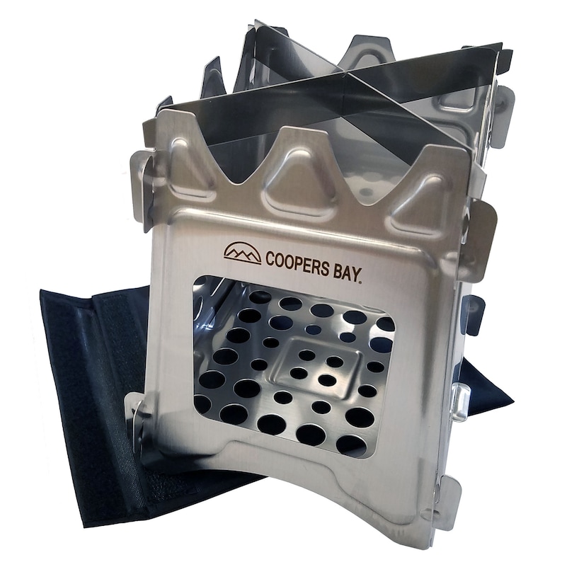 Peut inclure: Un r&eacute;chaud de camping en acier inoxydable avec un tapis r&eacute;sistant &agrave; la chaleur noir. Le r&eacute;chaud porte le logo "Coopers Bay."