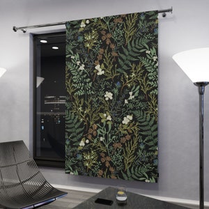 K&ouml;nnte beinhalten: Ein schwarzer Vorhang mit einem floralen Muster mit wei&szlig;en Bl&uuml;ten, gr&uuml;nen Bl&auml;ttern und braunen Tannenzapfen. Der Vorhang h&auml;ngt an einem Fenster.
