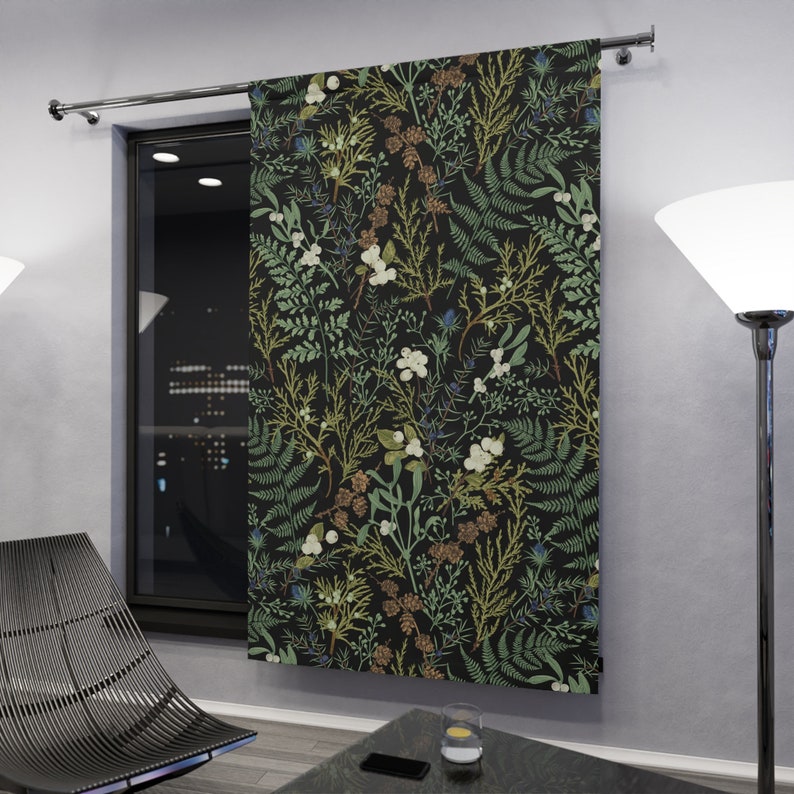 K&ouml;nnte beinhalten: Ein schwarzer Vorhang mit einem floralen Muster mit wei&szlig;en Bl&uuml;ten, gr&uuml;nen Bl&auml;ttern und braunen Tannenzapfen. Der Vorhang h&auml;ngt an einem Fenster.