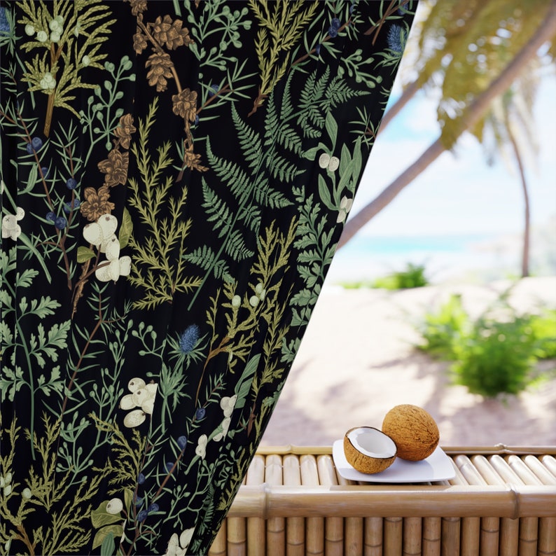 K&ouml;nnte beinhalten: Ein schwarzer Vorhang mit einem botanischen Druck aus Farnen, Bl&auml;ttern und Beeren. Der Vorhang ist teilweise ge&ouml;ffnet und gibt den Blick auf einen Strand mit Palmen und Kokosn&uuml;ssen frei.