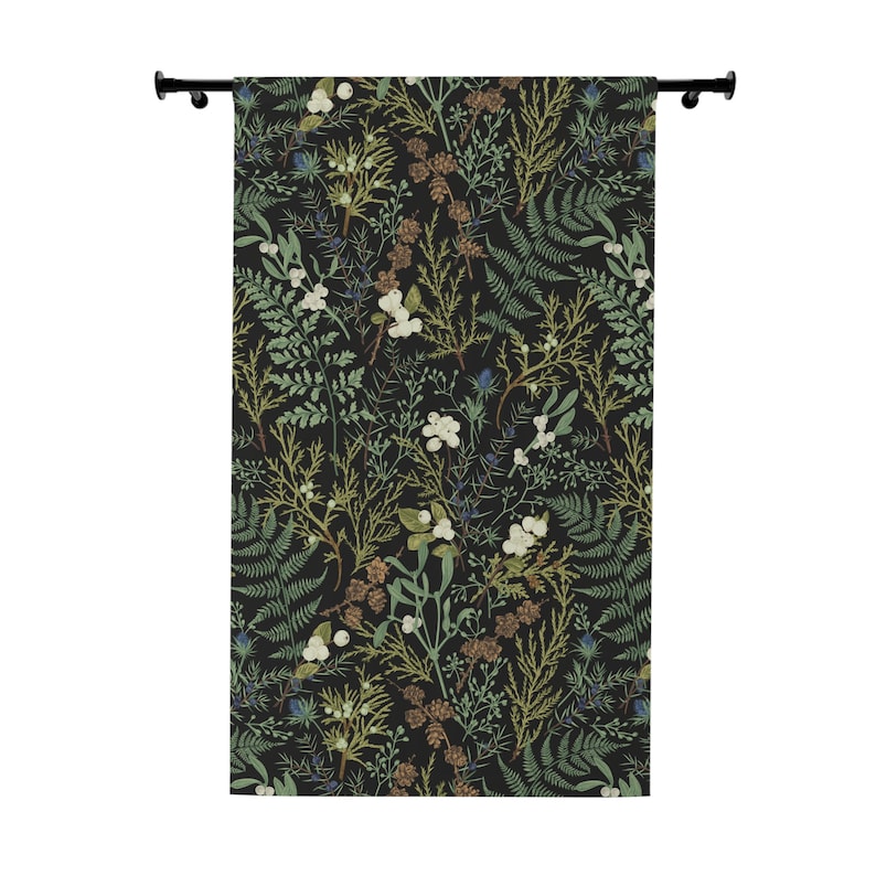 K&ouml;nnte beinhalten: Ein schwarzer Vorhang mit einem sich wiederholenden Muster aus gr&uuml;nen und wei&szlig;en botanischen Illustrationen. Das Muster umfasst Farne, Beeren und andere Bl&auml;tter.