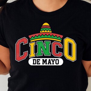 Cinco de Mayo Varsity SVG, Fiesta Angustiada Png, México Svg, Sombrero Svg, Camisa Divertida Cinco de Mayo, Png, Archivos Svg para Cricut