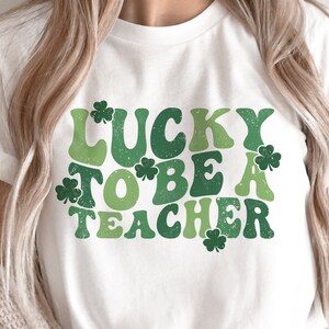 Chanceux d’être un professeur Svg, St Patricks Day Teacher SVG, Shamrock Png, Retro Clover Svg, Groovy St Patricks Shirt, Svg Files For Cricut