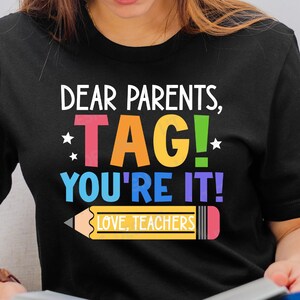 Cari genitori, Tag You're It SVG, Insegnante divertente SVG, Maglietta per insegnante delle vacanze estive, Ultimo giorno di scuola SVG, PNG, File SVG per Cricut